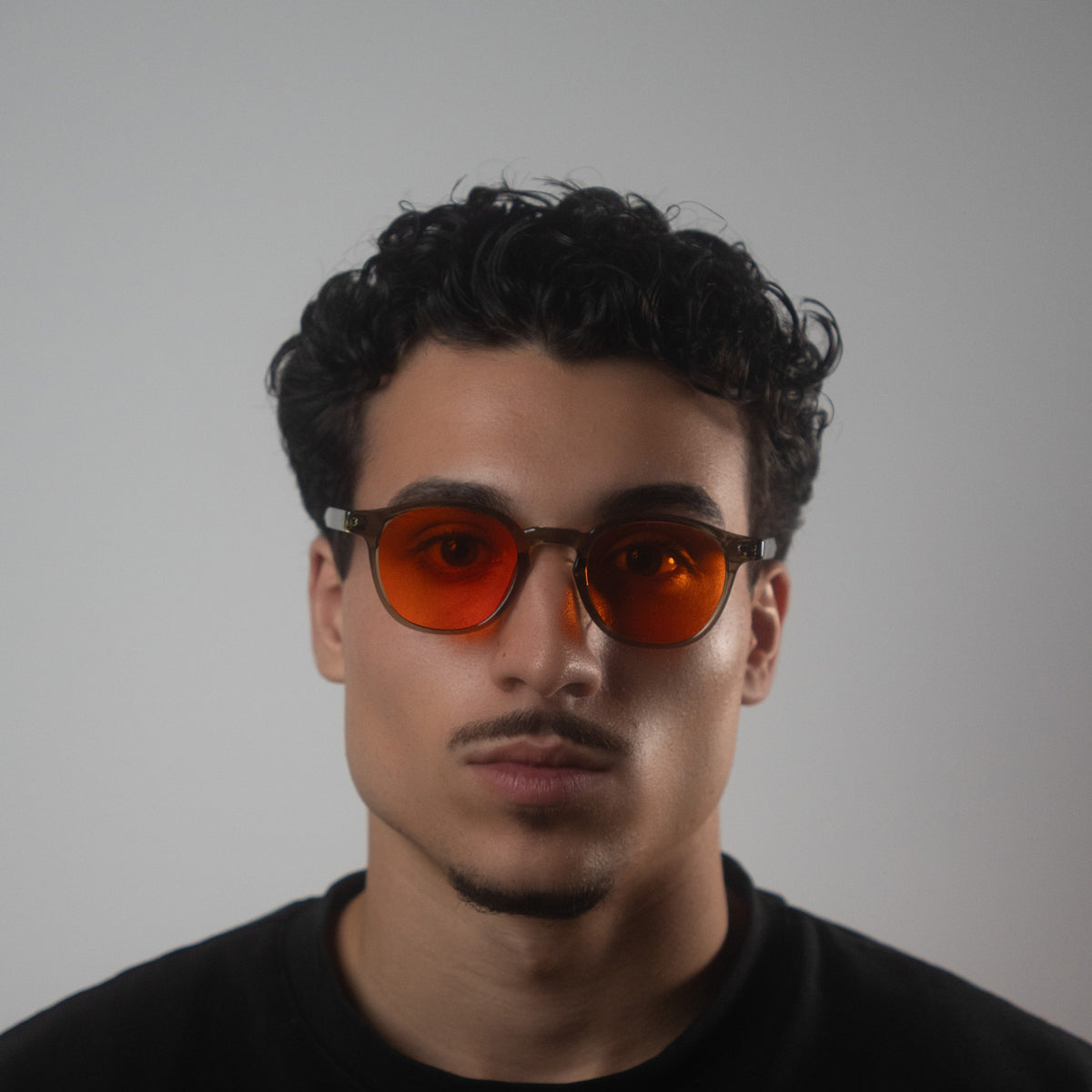 Muškarac nosi Midnights Dark Orange naočale, portret sprijeda