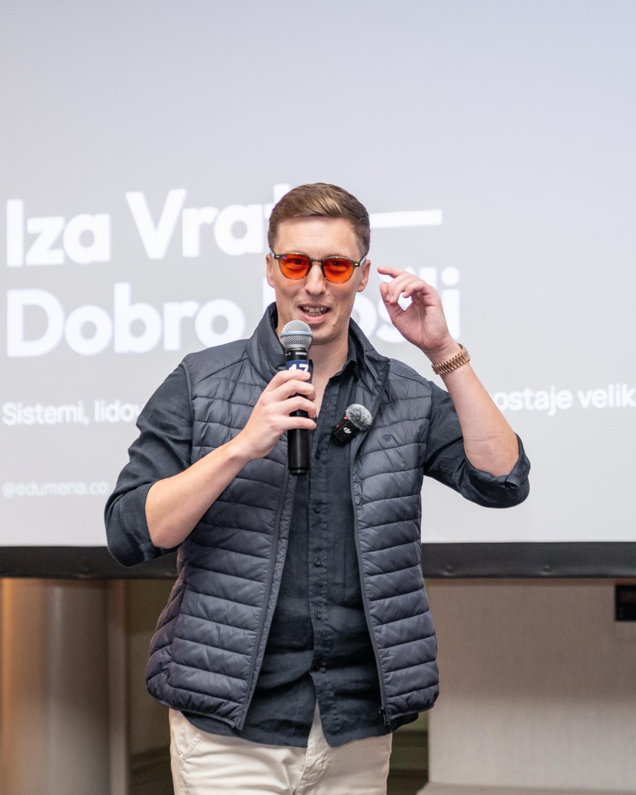 Govornik na pozornici nosi Midnights Dark Orange naočale
