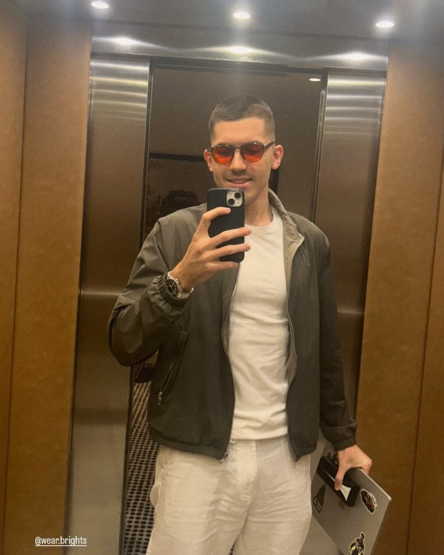 Kupac u liftu nosi Midnights Dark Orange naočale