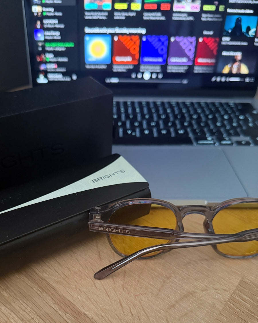 Daylights Almond na futroli pored laptopa kupca