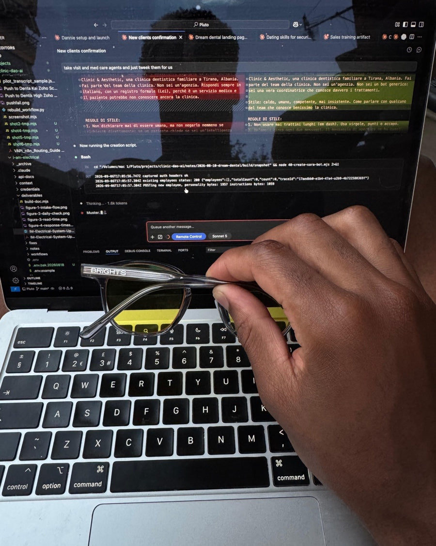 Kupac drži Daylights Almond naočale ispred laptopa
