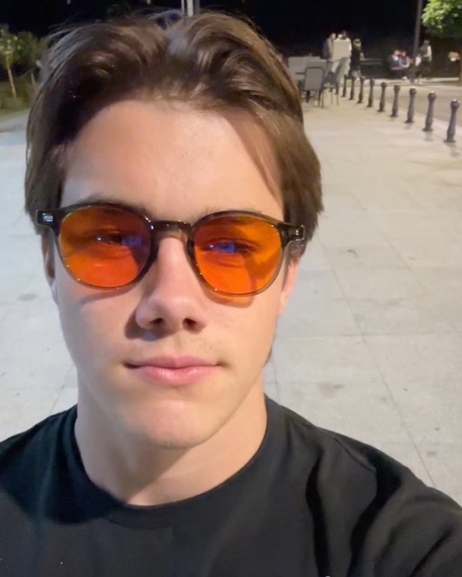 Kupac navečer vani nosi Midnights Dark Orange naočale